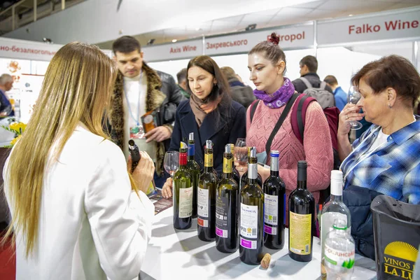 乌克兰基辅 2023年3月29日 人们在Mvc国际葡萄酒和烈酒展览期间参观酿酒厂 — 图库照片