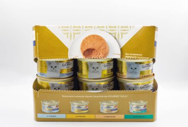 Kyiv, Ukrayna - 23 Mayıs 2023: Purina Gourmet Gold 'un beyaz arka planda bulunan lüks yiyecek kutuları. 2001 yılında kurulan Purina Petcare, Nestle 'nin bir yan kuruluşudur. Amerika 'nın en büyük evcil hayvan gıda şirketi..