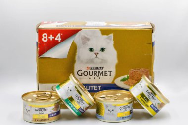 Kyiv, Ukrayna - 23 Mayıs 2023: Purina Gourmet Gold 'un beyaz arka planda bulunan lüks yiyecek kutuları. 2001 yılında kurulan Purina Petcare, Nestle 'nin bir yan kuruluşudur. Amerika 'nın en büyük evcil hayvan gıda şirketi..