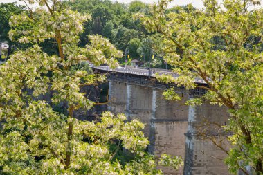 Kamianets-Podilskyi, Ukrayna 'daki Smotrytsky kanyonu üzerindeki Novoplanovsky köprüsü.