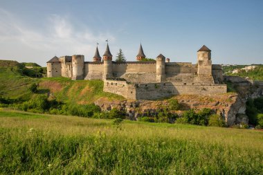 Kamianets-Podilskyi, Ukrayna 'nın tarihi bölgesinde. Eski bir Rutenya-Litvanya şatosu ve daha sonra üç bölümden oluşan bir Polonya kalesi..