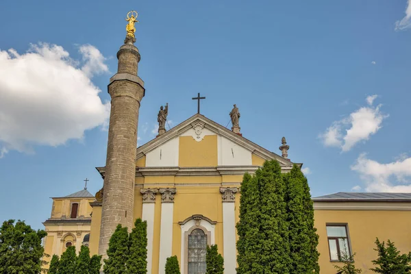 Sts 乌克兰Kamianets Podilskyi的Peter和Paul大教堂 1672年 在土耳其占领这些土地期间 圣殿被临时改建为一座清真寺 并建造了一座尖塔 — 图库照片