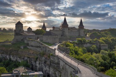 Kamianets-Podilskyi, Ukrayna 'nın tarihi bölgesinde. Eski bir Rutenya-Litvanya şatosu ve daha sonra üç bölümden oluşan bir Polonya kalesi..