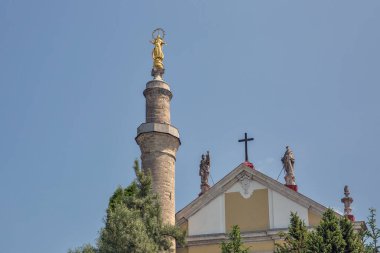 Sts. Peter ve Paul Katedrali Kamianets-Podilskyi, Ukrayna 'da. 1672 yılında, Türkiye 'nin bu toprakları işgali sırasında, tapınak geçici olarak bir camiye dönüştürüldü ve bir minare inşa edildi..