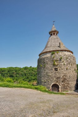 Eski taş Ortaçağ Potter Kulesi. Ukrayna 'nın Kamianets-Podilskyi kentindeki kalenin eski kuvvetlendirme kompleksinin bir parçasıdır..