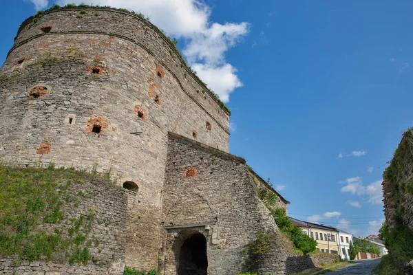 旧石器時代のスティーブン バソリー門 ウクライナのカマニエツ ポディルスキー城の旧要塞複合体の一部です — ストック写真