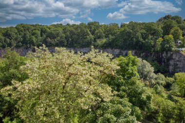 Kamianets-Podilskyi, Ukrayna 'daki Smotrytsky Kanyonu' na bak.