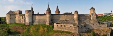 Kamianets-Podilskyi, Ukrayna 'nın tarihi bölgesinde Panorama Kalesi. Eski bir Rutenya-Litvanya şatosu ve daha sonra üç bölümden oluşan bir Polonya kalesi..