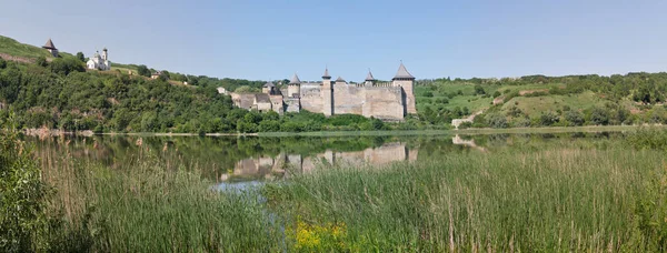 Khotyn要塞和德涅斯特河全景 它是乌克兰中世纪的防御工事 — 图库照片