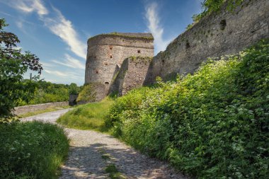 Eski taş ortaçağ Stephen Bathory Kapısı. Ukrayna 'nın Kamianets-Podilskyi kentindeki kalenin eski kuvvetlendirme kompleksinin bir parçasıdır..