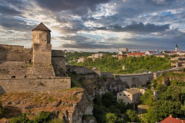 Kamianets-Podilskyi, Ukrayna 'nın tarihi bölgesinde. Eski bir Rutenya-Litvanya şatosu ve daha sonra üç bölümden oluşan bir Polonya kalesi..