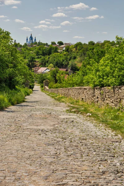 Carretera Medieval Empedrada Casco Antiguo Kamianets Podilskyi Ucrania Iglesia San —  Fotos de Stock