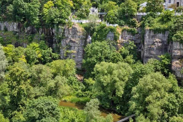 乌克兰Kamianets Podilskyi有瀑布的Smotrych河峡谷景观 — 图库照片