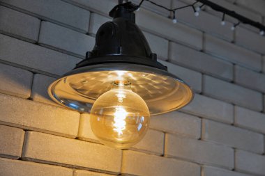 Çatı katı endüstriyel minimalist tarzı elektrikli lamba.