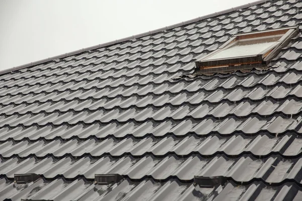 Metallziegeldach Mit Dachfenster Bei Starkregen Nahaufnahme lizenzfreie Stockbilder
