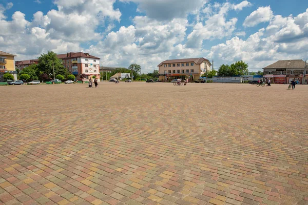 Sarny Ukraina Juni 2023 Folk Går Central Square Sarny Liten — Stockfoto