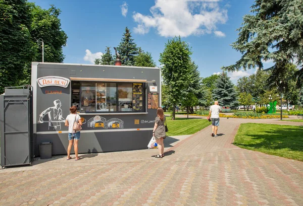 Sarny Ukraina Czerwca 2023 Ludzie Odwiedzają Piekarnię Dwa Kiosk Bakes — Zdjęcie stockowe