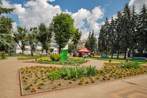 Sarny Ukraine Juni 2023 Die Menschen Besuchen Den Park Stadtzentrum — Stockfoto