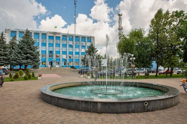 Sarny Ukraine June 2023 People Visit Park Fountain Front Town — Stock Photo, Image
