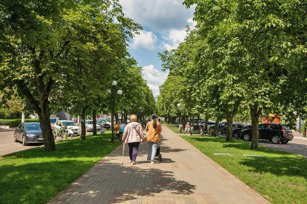 Sarny Ukraine Juni 2023 Menschen Gehen Einem Park Stadtzentrum Spazieren — Stockfoto