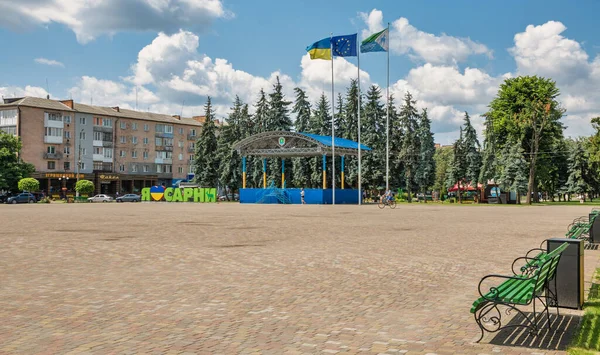 ウクライナのサルニー 2023年6月30日 人々は中央広場に歩くサルニーは ウクライナ西部のリヴネ地方の小さな都市です スラフ川の主要な鉄道の結節点である — ストック写真