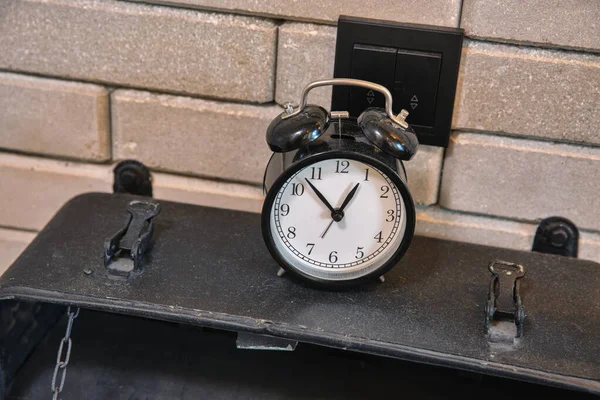 ロフトスタイルの金属棚の上に古いヴィンテージ目覚まし時計のクローズアップとインテリア — ストック写真