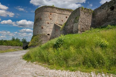 Eski taş ortaçağ Stephen Bathory Kapısı. Ukrayna 'nın Kamianets-Podilskyi kentindeki kalenin eski kuvvetlendirme kompleksinin bir parçasıdır..