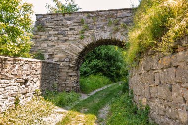 Eski taş ortaçağ Stephen Bathory Kapısı. Ukrayna 'nın Kamianets-Podilskyi kentindeki kalenin eski kuvvetlendirme kompleksinin bir parçasıdır..