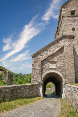 Eski taş ortaçağ Stephen Bathory Kapısı. Ukrayna 'nın Kamianets-Podilskyi kentindeki kalenin eski kuvvetlendirme kompleksinin bir parçasıdır..