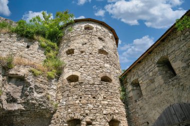 Eski taş ortaçağ Rus Kapı Kulesi veya Porta Rutenica. Ukrayna 'nın Kamianets-Podilskyi kentindeki kalenin eski kuvvetlendirme kompleksinin bir parçasıdır..