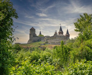 Kamianets-Podilskyi, Ukrayna 'nın tarihi bölgesinde. Eski bir Rutenya-Litvanya şatosu ve daha sonra üç bölümden oluşan bir Polonya kalesi..