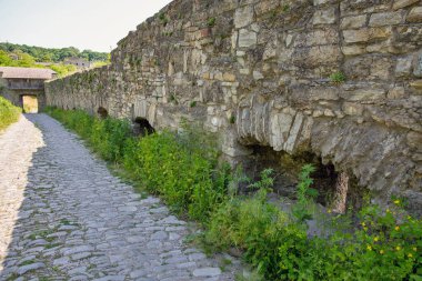 Kamianets-Podilskyi kalesindeki eski taş ortaçağ duvarları, Ukrayna. Şehrin kaledeki eski istihkam kompleksinin bir parçası..