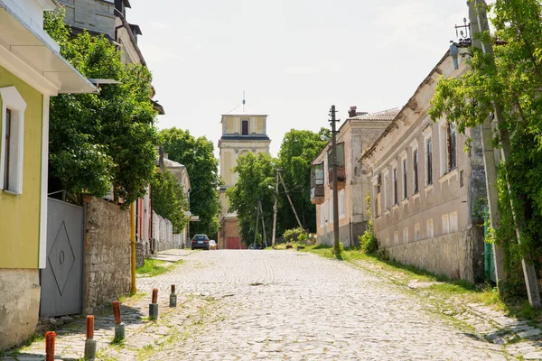ウクライナのカマニエツ ポディルスキー旧市街にある古い通り 背景にピーターとポール大聖堂鐘楼 — ストック写真