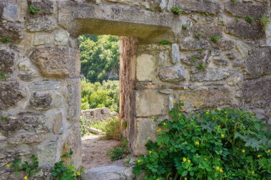 Kamianets-Podilskyi kalesindeki eski taş ortaçağ duvarları, Ukrayna. Şehrin kaledeki eski istihkam kompleksinin bir parçası..
