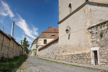 Kamianets-Podilskyi, Ukrayna 'da Aziz Niklas Ermeni Kilisesi' nin çan kulesi olan eski dar bir sokak..