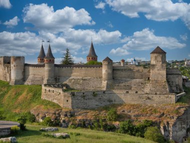 Kamianets-Podilskyi, Ukrayna 'nın tarihi bölgesinde. Eski bir Rutenya-Litvanya şatosu ve daha sonra üç bölümden oluşan bir Polonya kalesi..
