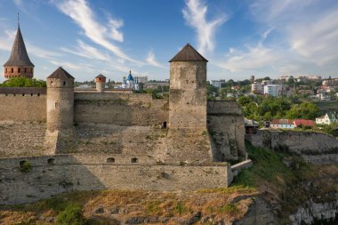 Kamianets-Podilskyi, Ukrayna 'nın tarihi bölgesinde. Eski bir Rutenya-Litvanya şatosu ve daha sonra üç bölümden oluşan bir Polonya kalesi..