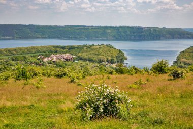 Ulusal Park Podilski Tovtry, Ukrayna 'daki Dnister nehri üzerindeki Bakota Körfezi rezervuarı..