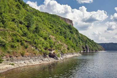 Ulusal Park Podilski Tovtry, Ukrayna 'daki Dnister nehri üzerindeki Bakota Körfezi rezervuarı..