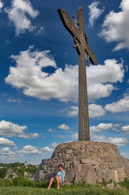 Kamianets-Podilskyi, Ukrayna 'da kalenin önünde metal haç.