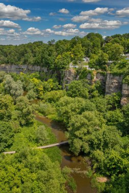 Ukrayna, Kamianets-Podilskyi 'de şelaleli Smotrych nehir kanyonu manzarası.