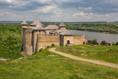 Khotyn Kalesi ve Dniester Nehri. Ukrayna 'da bir ortaçağ istihkam kompleksi..
