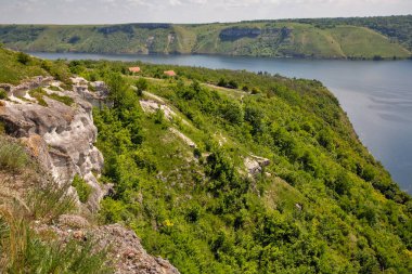 Ulusal Park Podilski Tovtry, Ukrayna 'daki Dnister nehri üzerindeki Bakota Körfezi rezervuarı..
