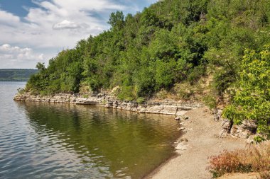 Ulusal Park Podilski Tovtry, Ukrayna 'daki Dnister nehri üzerindeki Bakota Körfezi rezervuarı..