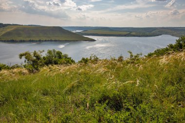 Ulusal Park Podilski Tovtry, Ukrayna 'daki Dnister nehri üzerindeki Bakota Körfezi rezervuarı..