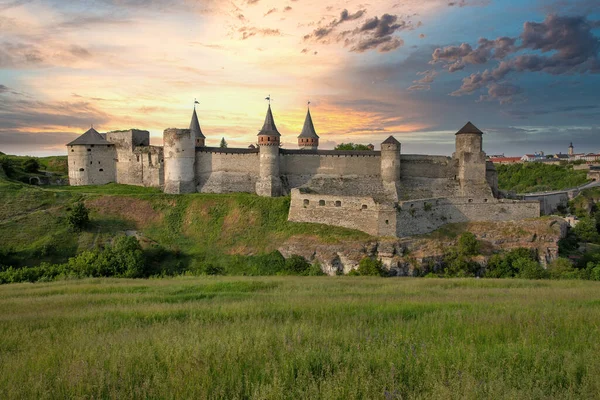 在乌克兰Kamianets Podilskyi的历史部分 城堡有着戏剧性的天空 它是一座前鲁塞尼亚 立陶宛城堡 后来又是一座由三个部分组成的波兰城堡 — 图库照片