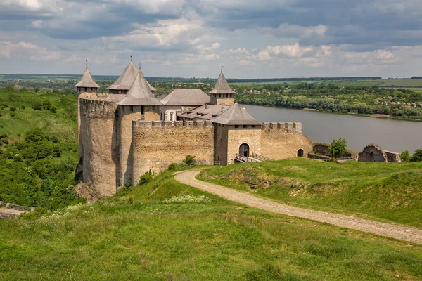 Khotyn要塞和德涅斯特河它是乌克兰中世纪的防御工事 — 图库照片