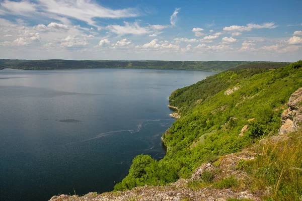 ウクライナ国立公園ポディルスキュトリーのダニスター川のバコタ湾貯水池 — ストック写真