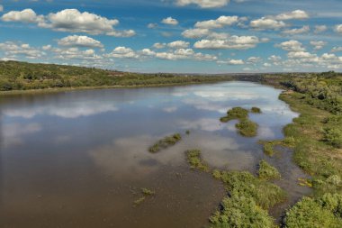 River Dniester Ukrayna 'daki manzara kıyıları.