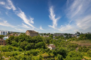Harap Türk kalesi Ukrayna ile Kamianet-Podilski şehir manzarası.